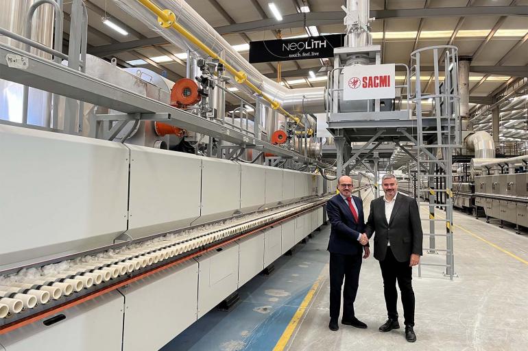 José Luis Ramón, CEO di Neolith, con Mirco Berengari, Sacmi Regional Manager per l’Europa e Presidente di Sacmi Iberica.